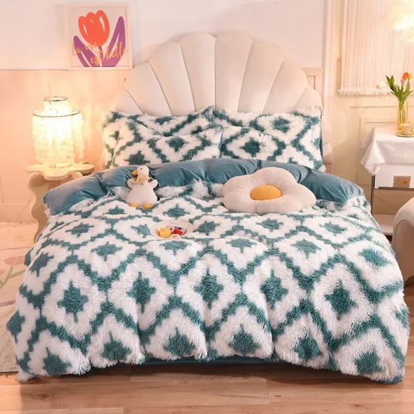 White and Blue Shaggy Bedset - Image 2