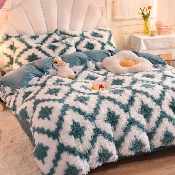 White and Blue Shaggy Bedset - Image 3